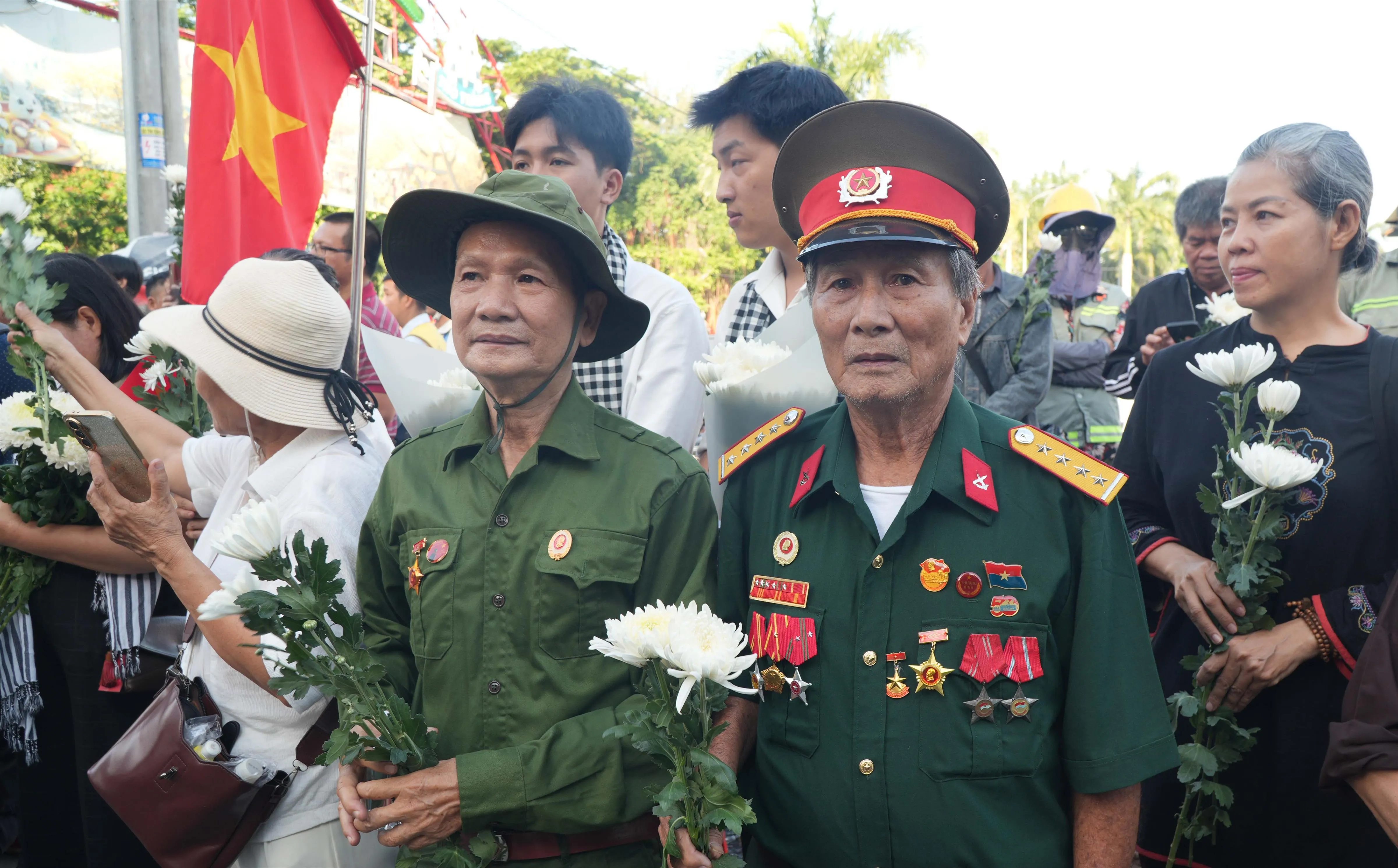 Ông Tạ Ngọc Quang Bên phải