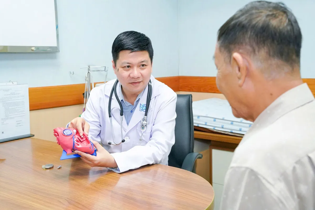 TS BS. Lương Cao Sơn tư vấn cho người bệnh về phương pháp tạo nhịp tim và lựa chọn giải pháp điều trị phù hợp với từng trường hợp