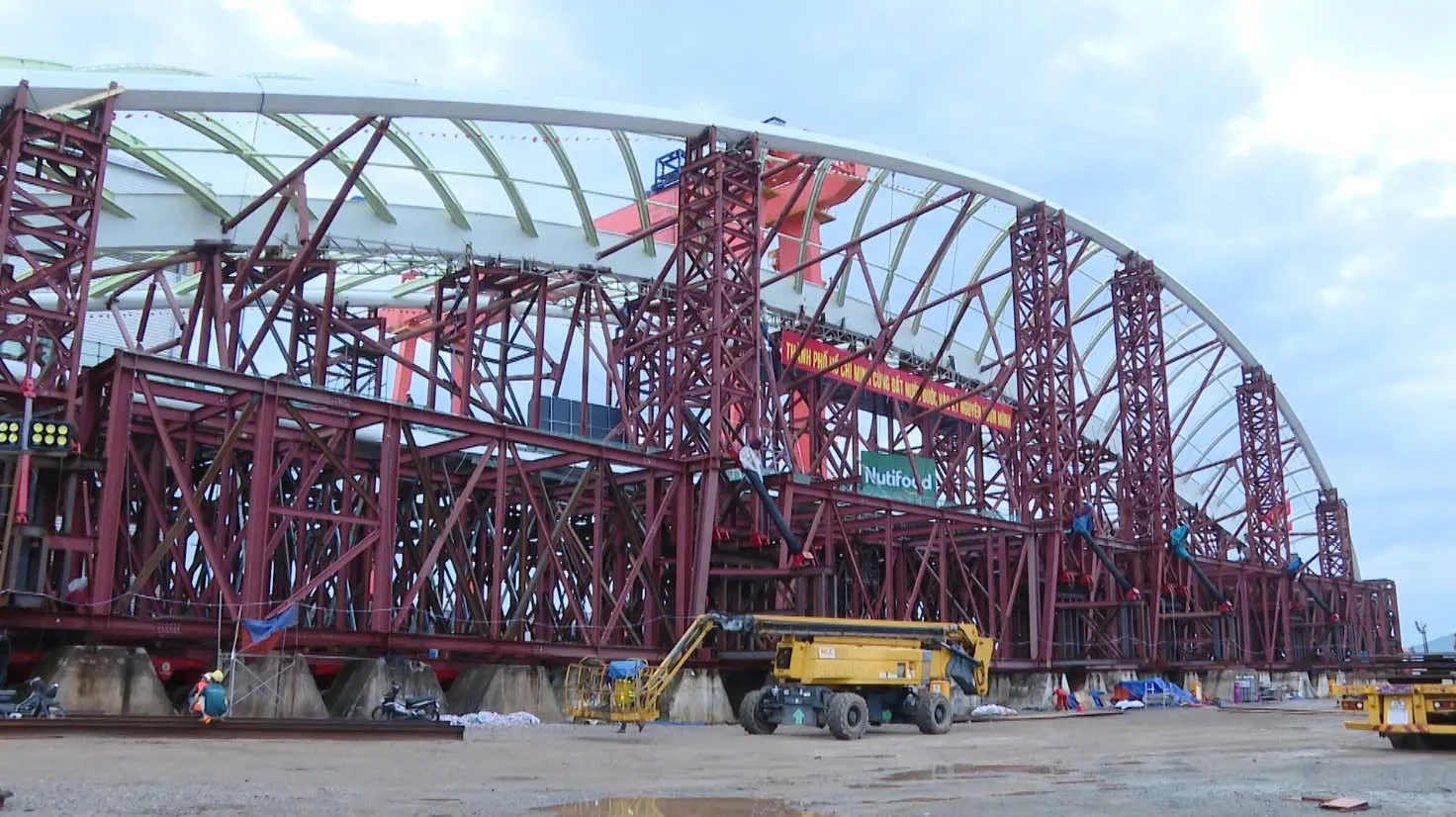Khẩn trương chuẩn bị hạ thủy kết cấu vòm thép cầu đi bộ qua sông Sài Gòn - Ảnh 2.