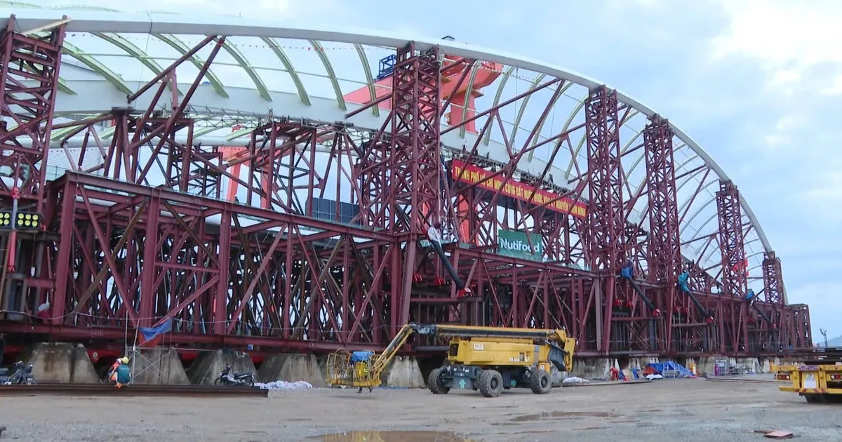 Cận cảnh công tác chuẩn bị hạ thủy kết cấu vòm thép cầu đi bộ qua sông Sài Gòn