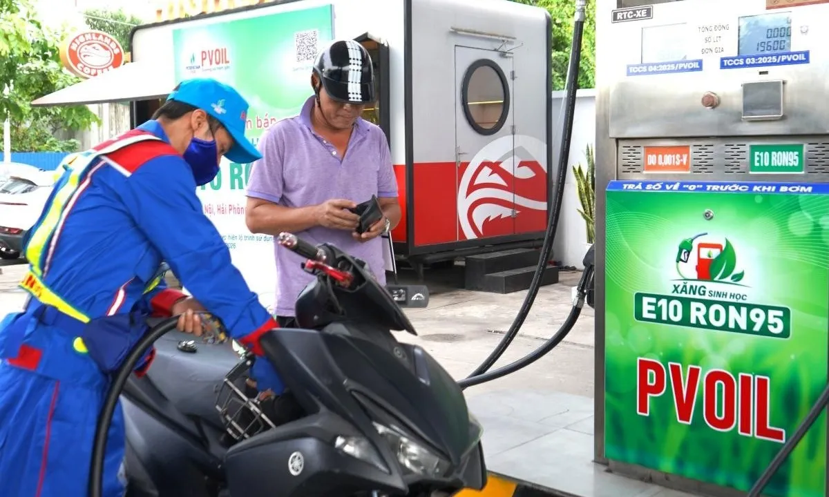Từ 15 giờ ngày 15/10: Giá xăng và dầu diesel giảm, xăng E10RON95-III có giá 27.029 đồng/lít