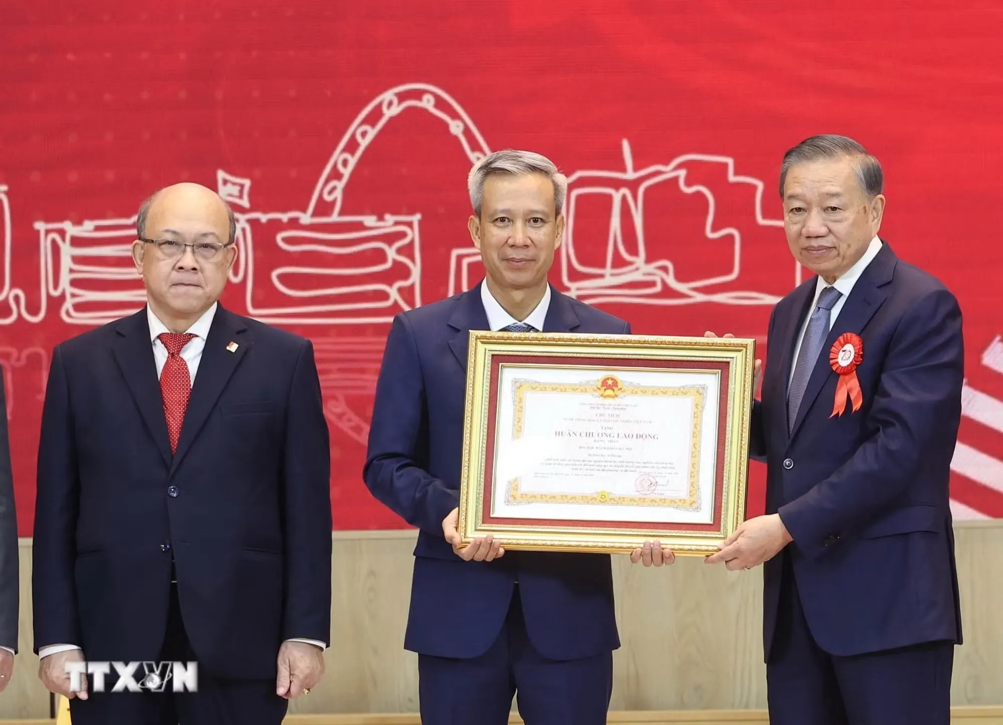 ttxvn_tong-bi-thu-chu-tich-nuoc-to-lam-du-le-ky-niem-70-nam-thanh-lap-dai-hoc-bach-khoa-ha-noi-1.jpg