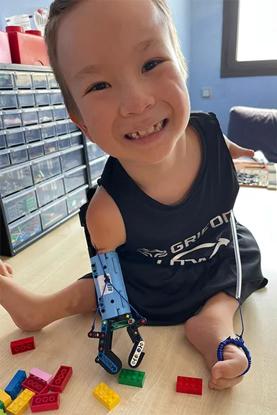 Beknur Zhanibekuly cùng cánh tay giả LEGO do David chế tạo