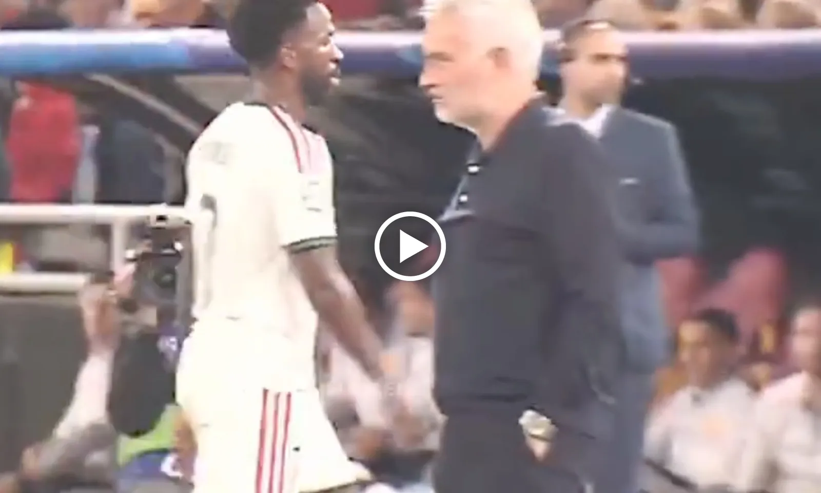 VIDEO: Mourinho khó chịu vì Vinicius vẽ vời báo hại, không thèm bắt tay
