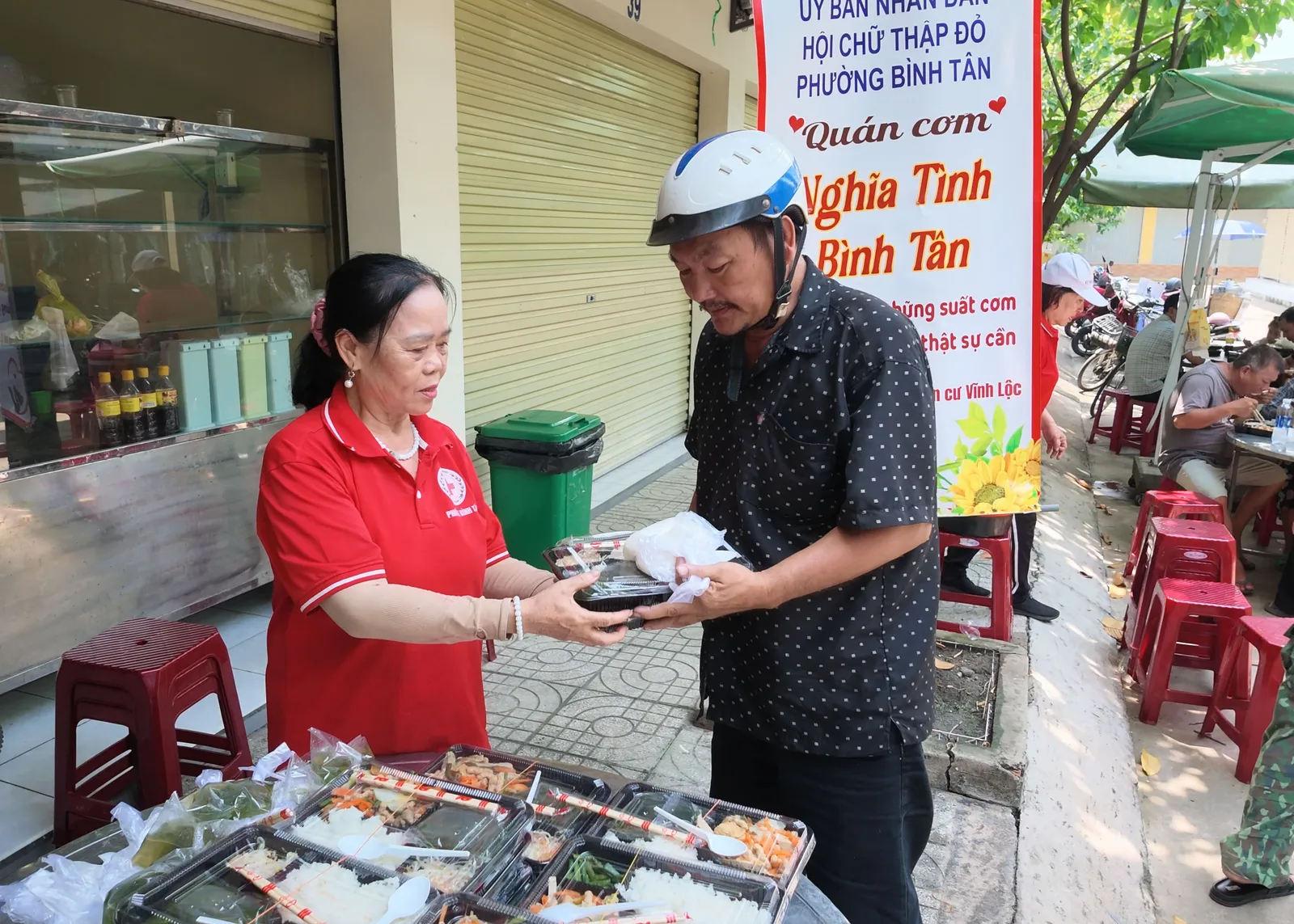 Bữa cơm 1.000 đồng, ấm lòng người lao động ở TPHCM
