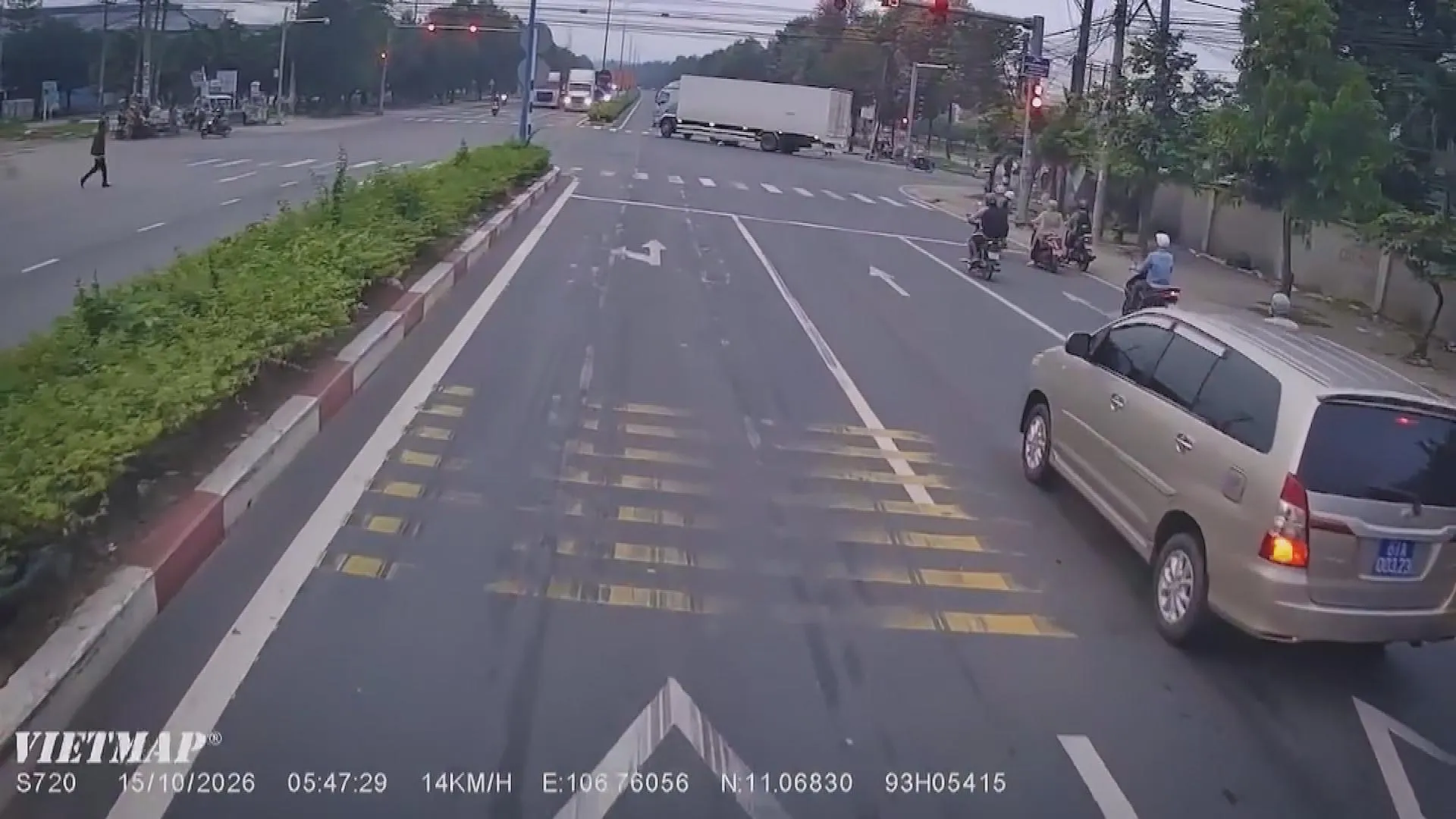 TP. Hồ Chí Minh: Xe tải cán người, tài xế kéo nạn nhân ra khỏi gầm rồi bỏ đi- Ảnh 1.