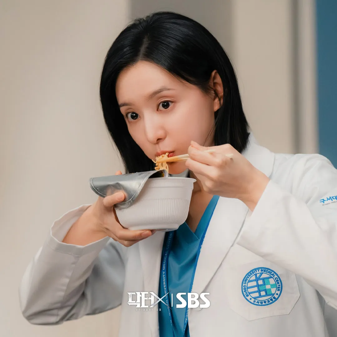 Kim Ji Won gây sốt khi vào vai bác sĩ "giang hồ"