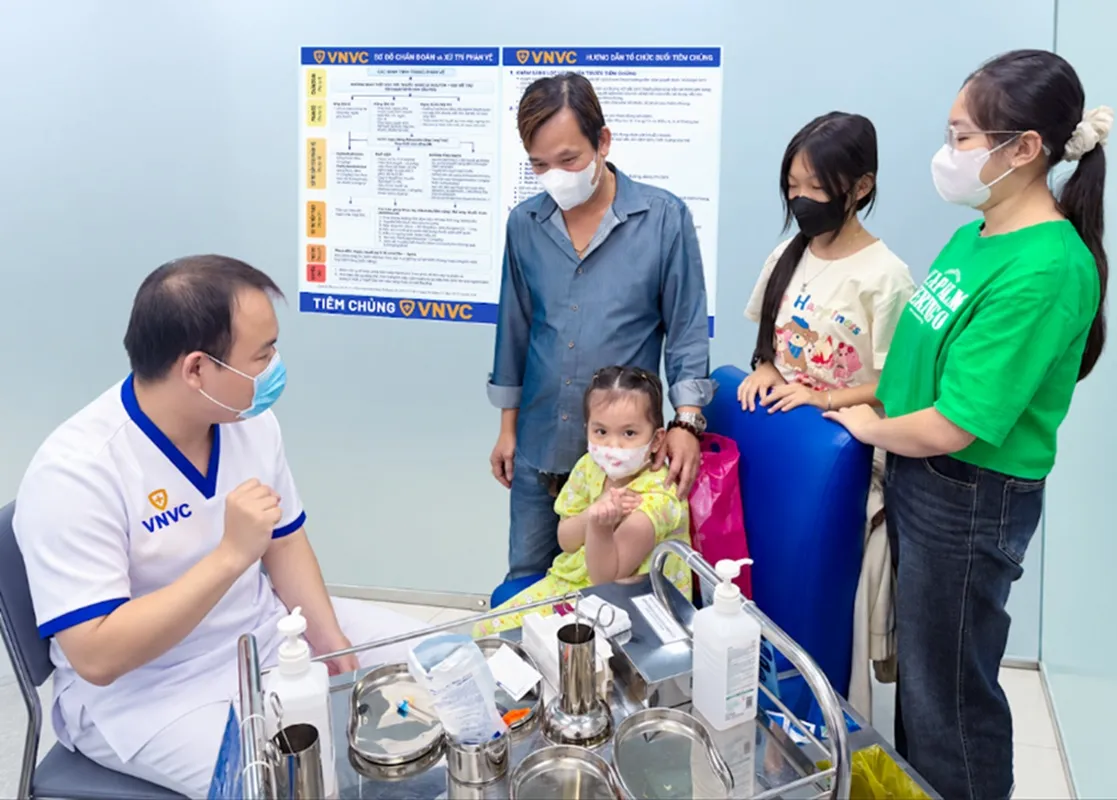 Người dân đi tiêm vắc xin