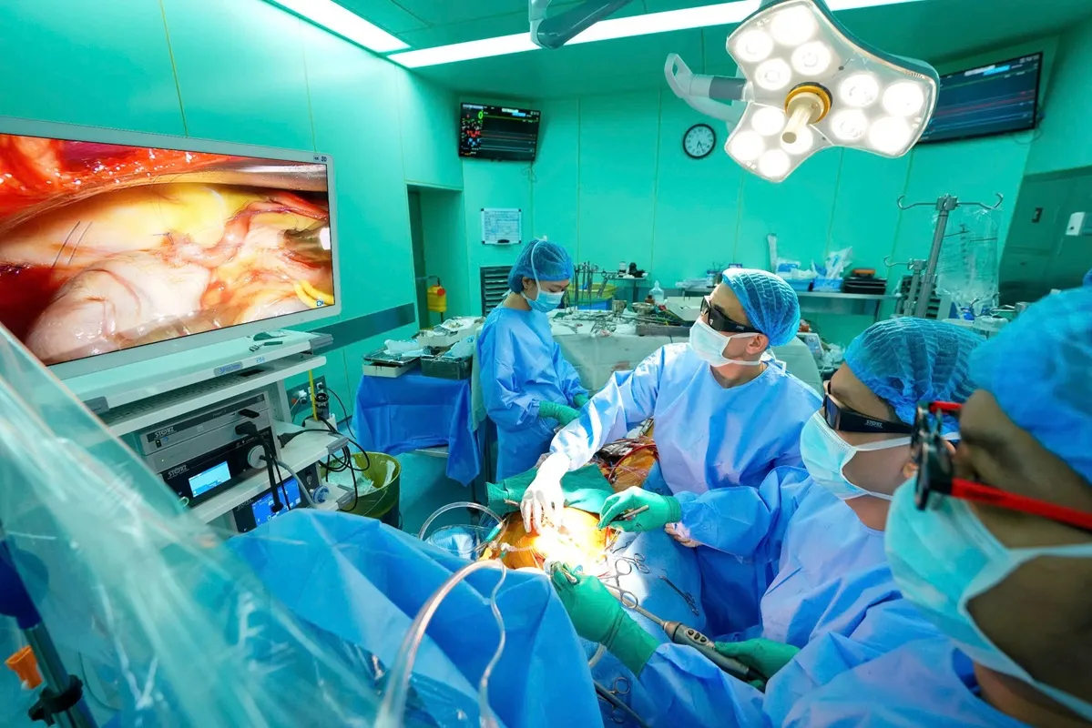 Phẫu thuật viên theo dõi hình ảnh nội soi phóng đại trong quá trình đánh giá và sửa tổn thương van hai lá