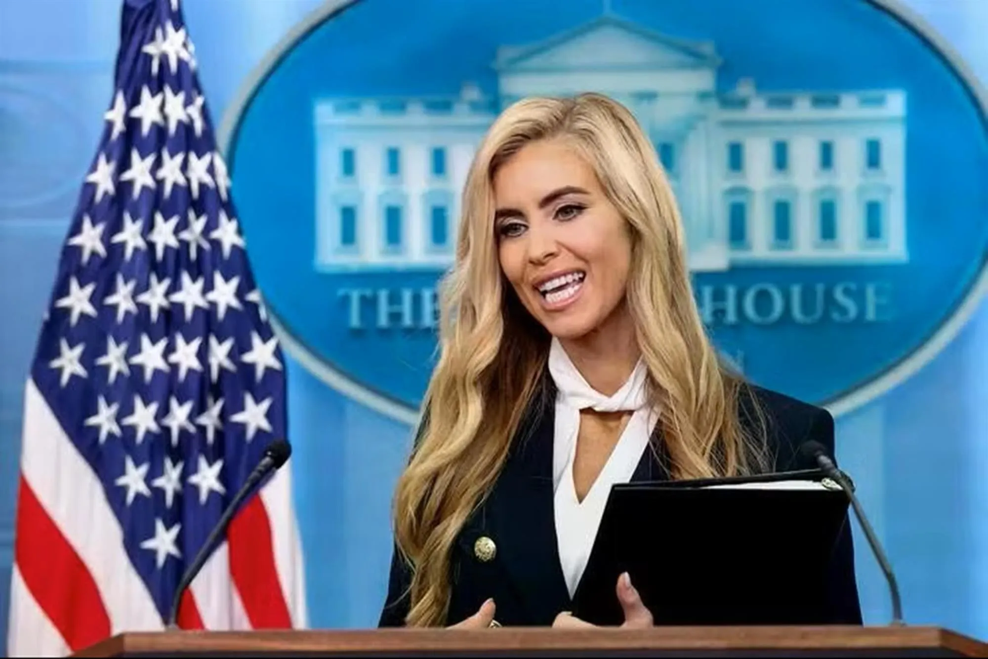 Thư ký báo chí Nhà Trắng Katie Zacharia trong buổi họp báo đầu tiên hôm 13/10 - Ảnh: Reuters