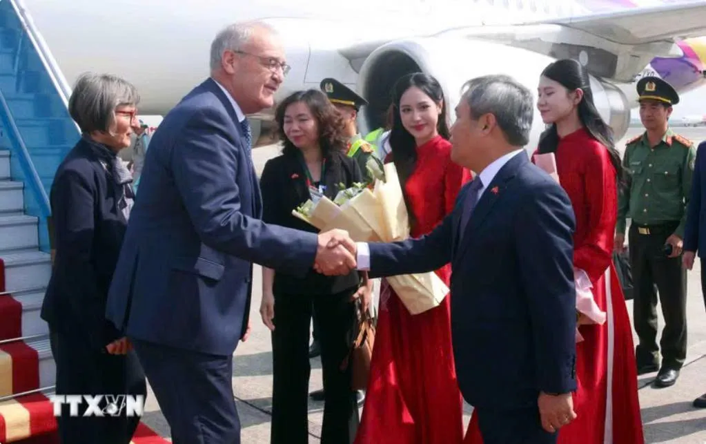Chủ tịch Ủy ban Nhân dân thành phố Hà Nội Vũ Đại Thắng đón Tổng thống Liên bang Thụy Sĩ Guy Parmelin và Phu nhân tại sân bay quốc tế Nội Bài, Hà Nội. (Ảnh: Phạm Kiên/TTXVN)