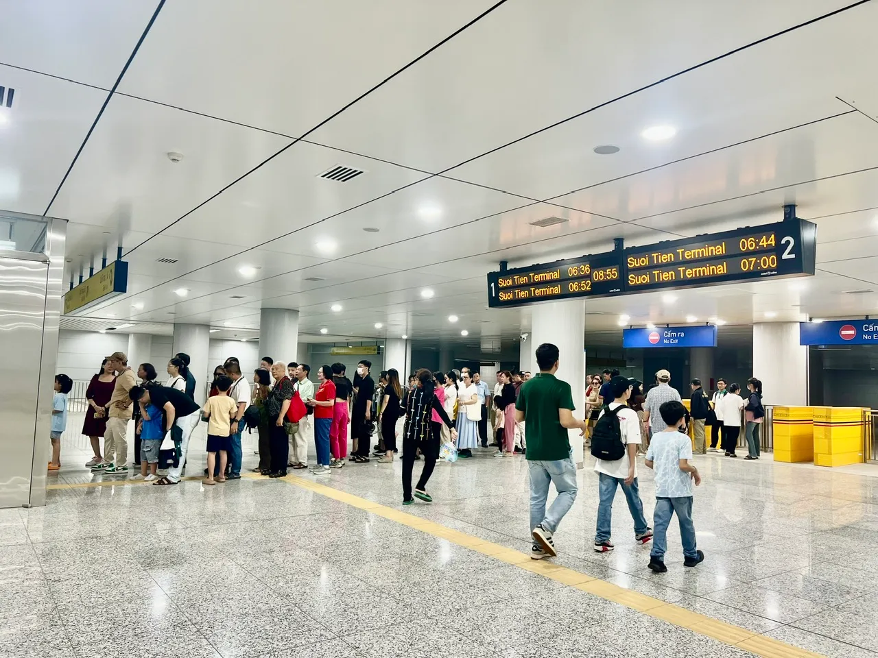 Sự cố mất điện làm ảnh hưởng 14 lượt tàu - Ảnh: Quốc Hùng - SGGP