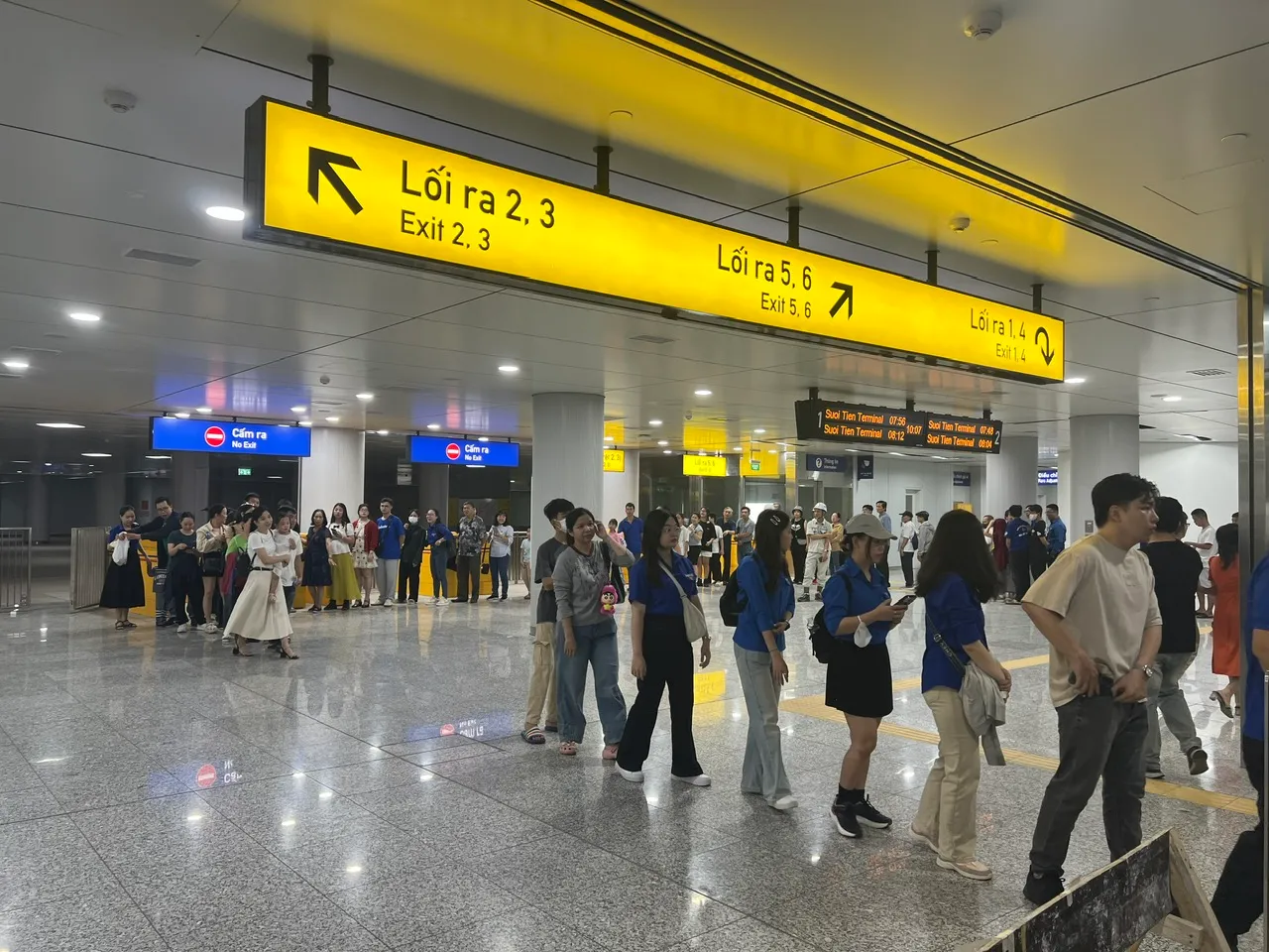 Hành khách đi metro số 1 tại ga Bến Thành - Ảnh: Quốc Hùng - SGGP