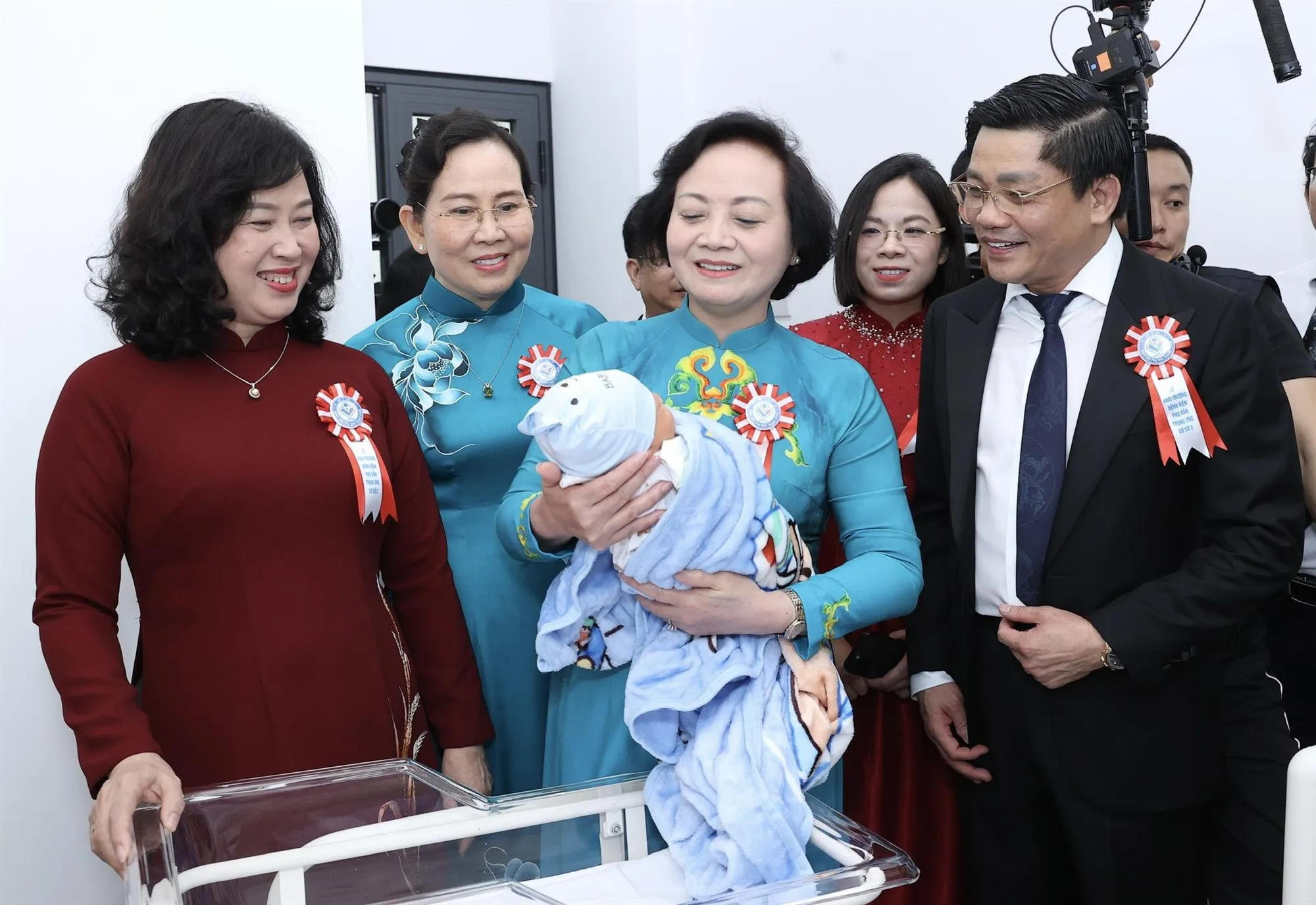 Phó Thủ tướng Phạm Thị Thanh Trà bế em bé sinh tại Bệnh viện Phụ sản Trung ương cơ sở 2, Hà Nội - Ảnh: Thanh Hương - SGGP