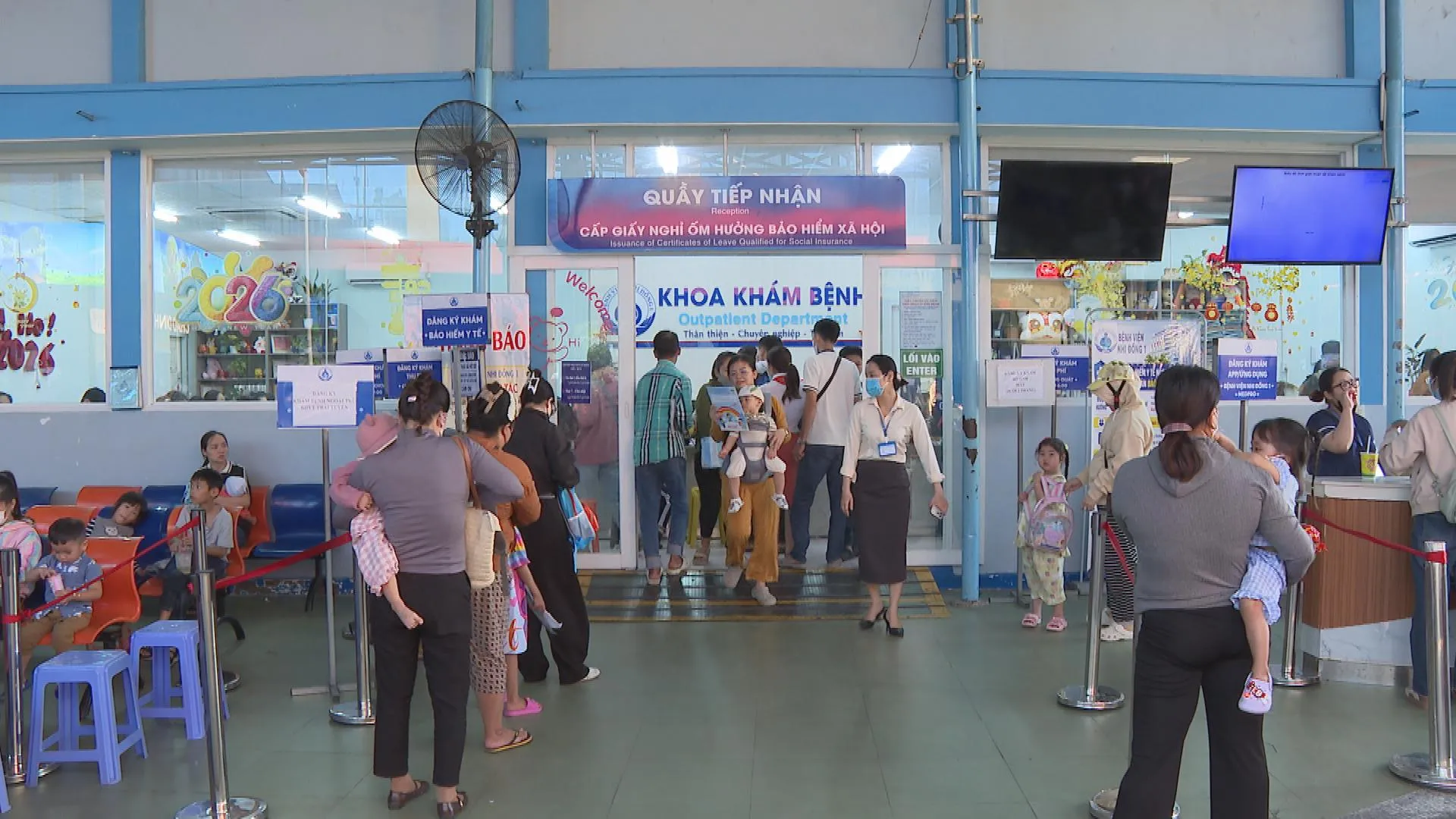 Phụ huynh đưa trẻ đến đăng ký khám tại Khoa Khám bệnh, Bệnh viện Nhi Đồng 1