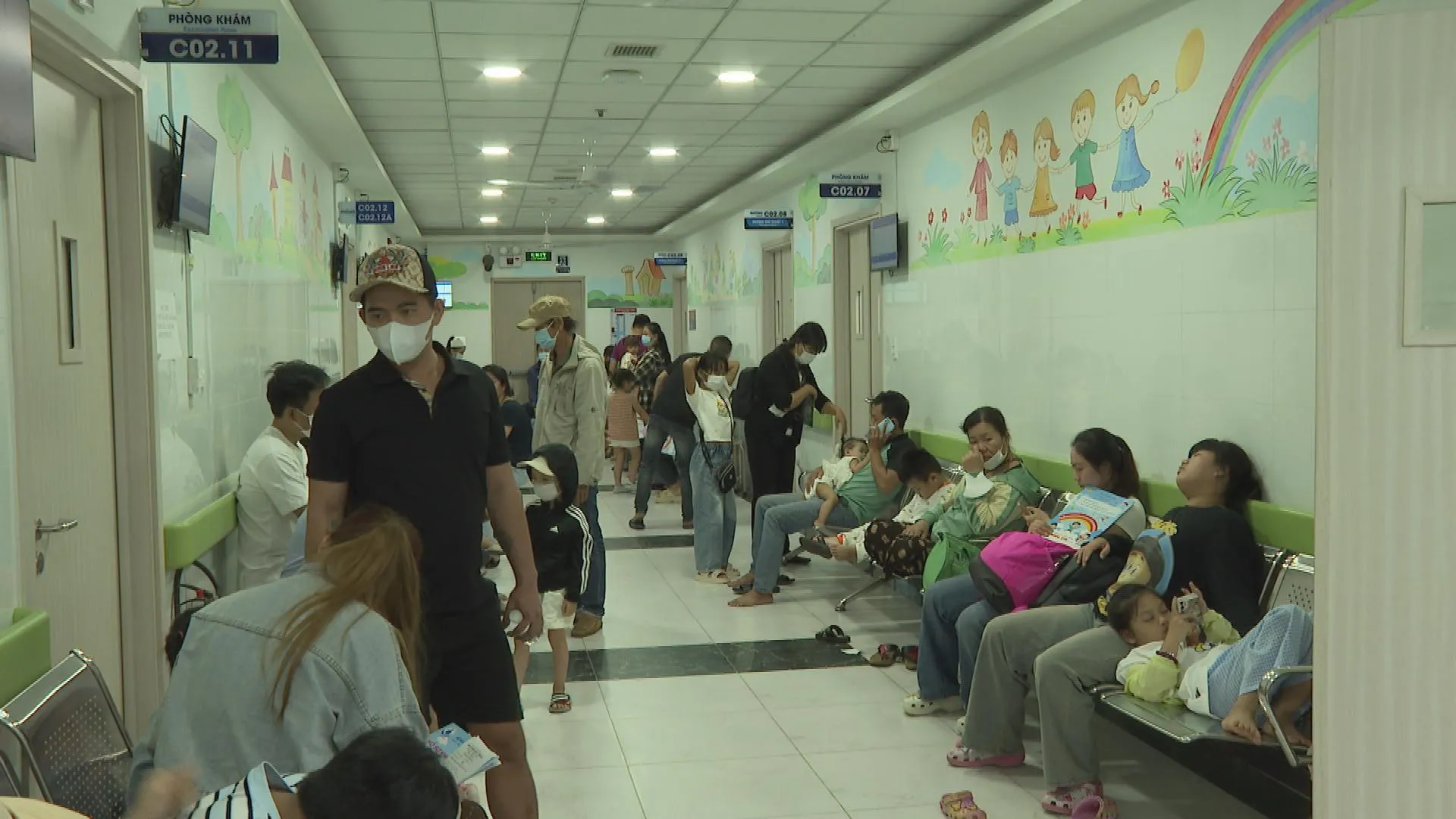 Nhiều gia đình chờ đến lượt khám trước các phòng khám chuyên khoa nhi