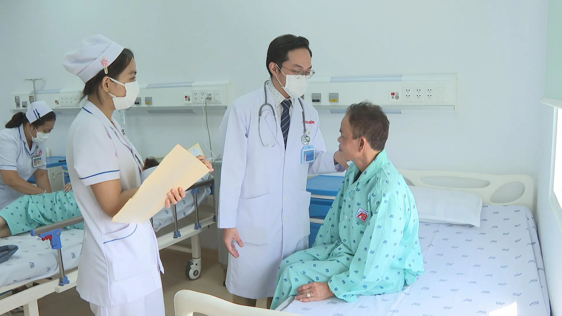 Bác sĩ Khoa Nội tổng hợp thăm khám cho bệnh nhân cao tuổi điều trị bệnh lý hô hấp