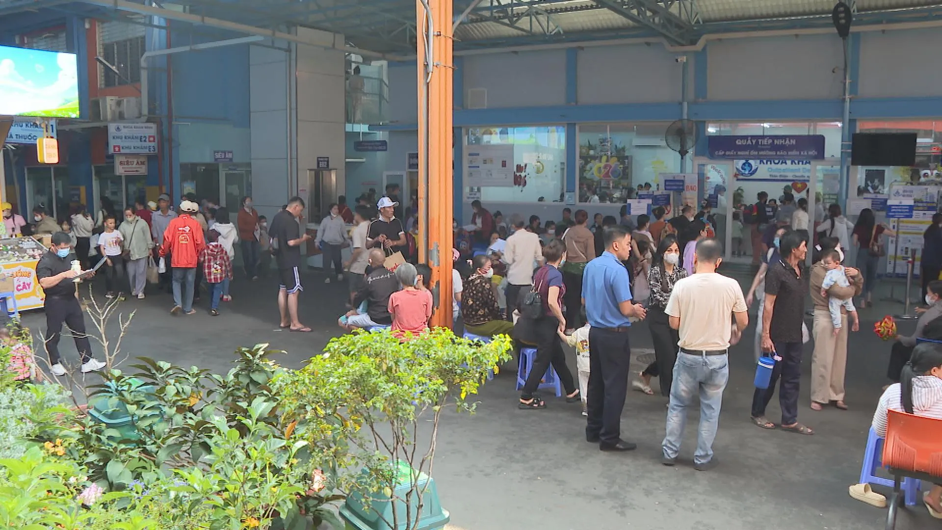 Phụ huynh đưa trẻ đến đăng ký khám tại Khoa Khám bệnh, Bệnh viện Nhi Đồng 1