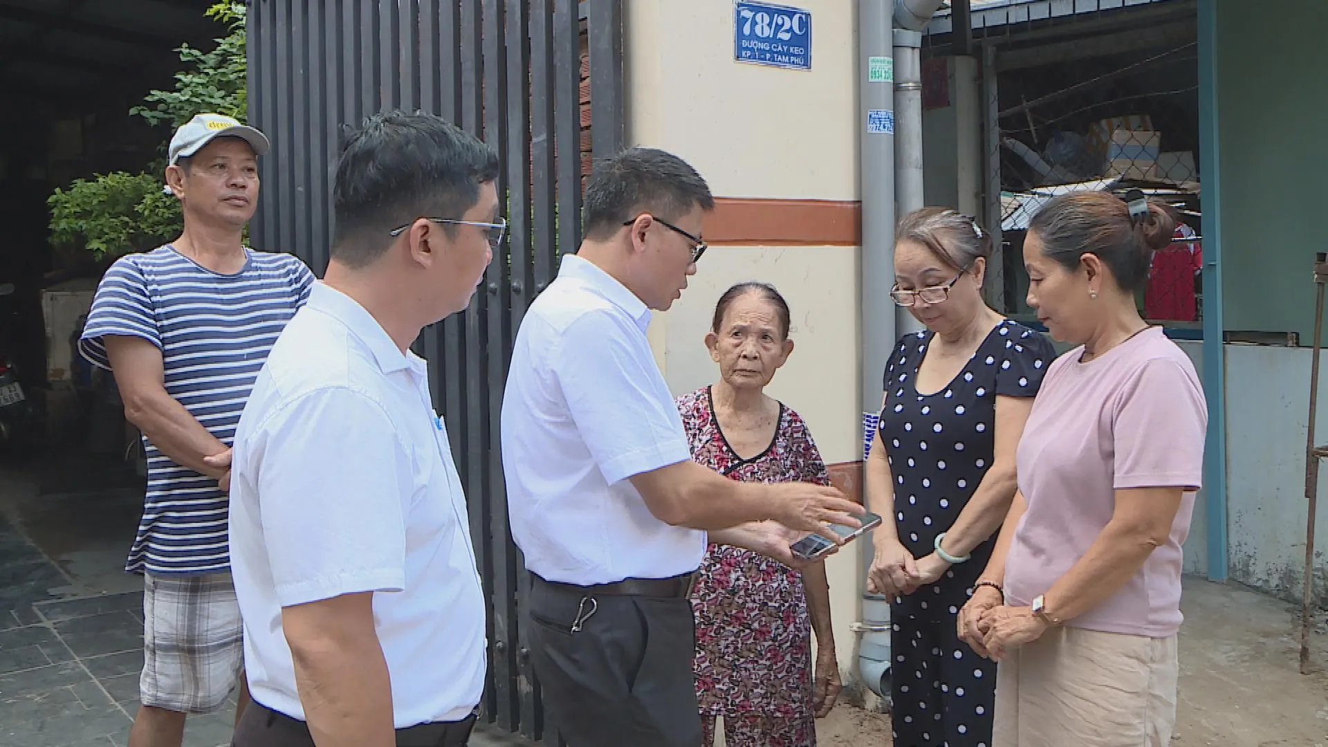 Người dân phường Tam Bình mong công trình chống ngập sớm hoàn thành - Ảnh 1. Người dân phường Tam Bình kỳ vọng công trình cải tạo hẻm sớm hoàn thành, góp phần khắc phục tình trạng ngập nước kéo dài