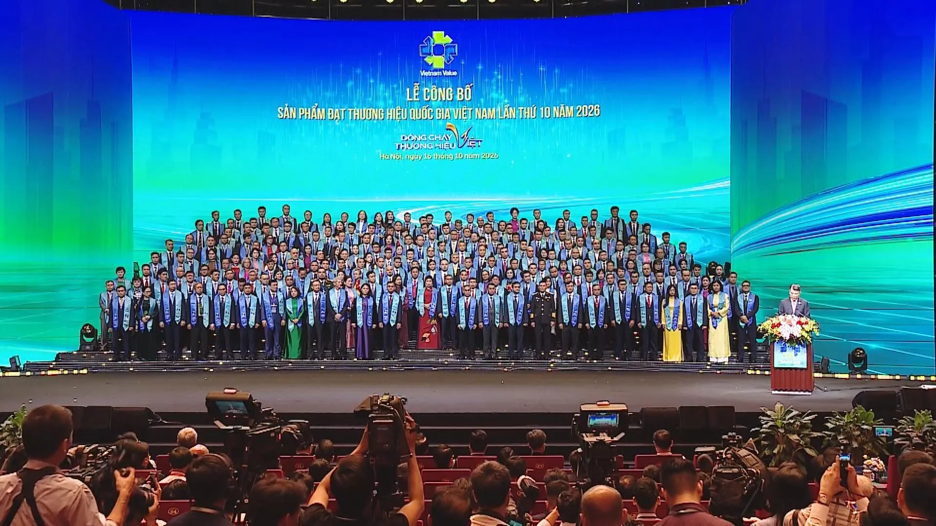 Đại diện doanh nghiệp chụp ảnh tại lễ công bố Thương hiệu quốc gia Việt Nam 2026 - Ảnh 3. Đại diện 227 doanh nghiệp được vinh danh tại Lễ công bố sản phẩm đạt Thương hiệu quốc gia Việt Nam năm 2026