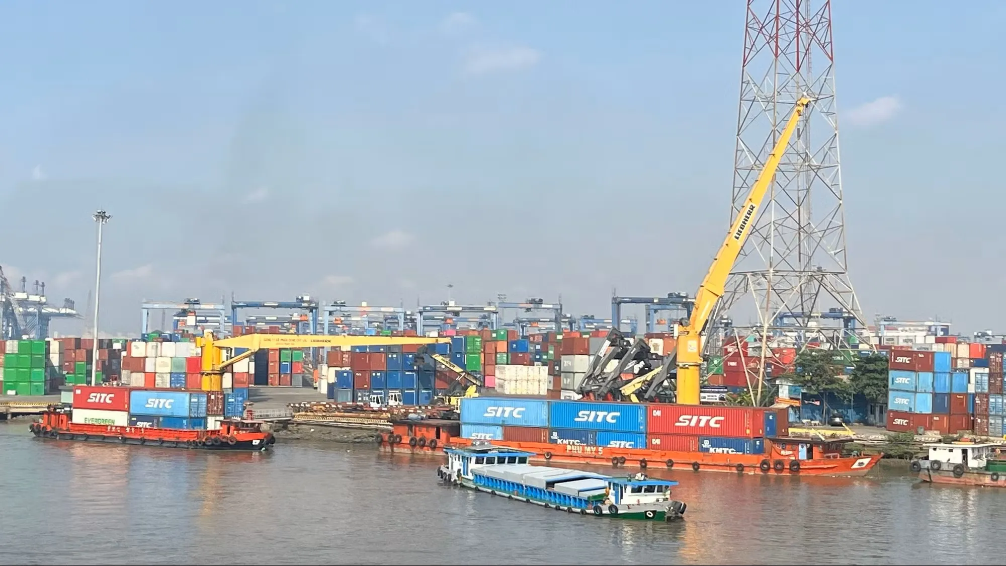 Năm 2026 dự kiến 9/15 chỉ tiêu chủ yếu đạt, vượt kế hoạch, 5 chỉ tiêu phấn đấu đạt, 1 chỉ tiêu giảm nghèo đa chiều dự kiến chưa đạt (Ảnh: Vietnam+)