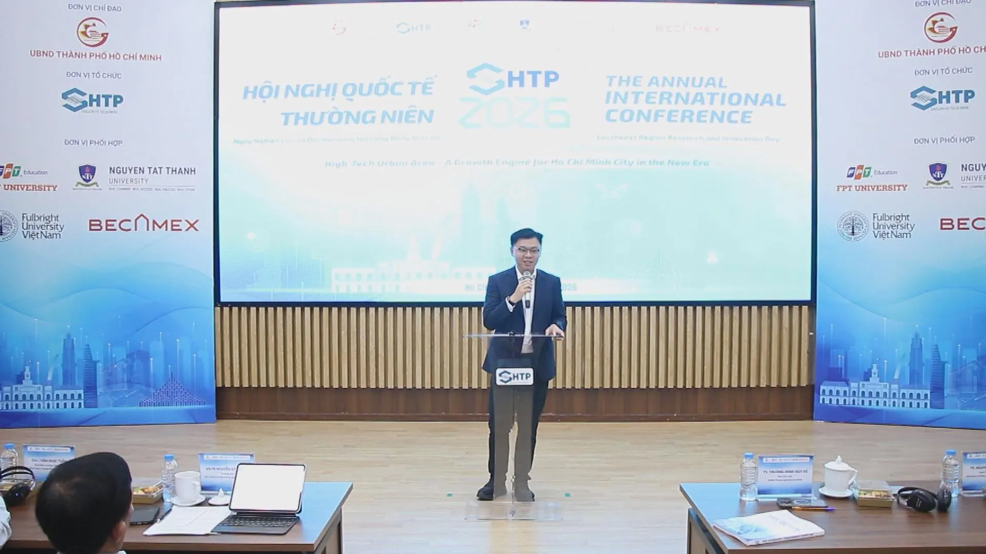 Khu Công nghệ cao TP. Hồ Chí Minh hướng tới mục tiêu đạt Net Zero vào năm 2045 - Ảnh 1. Đại biểu phát biểu tại Hội nghị quốc tế thường niên SHTP năm 2026 nhằm thảo luận mô hình phát triển đô thị công nghệ cao và kết nối hệ sinh thái đổi mới sáng tạo Vùng Đông Nam Bộ