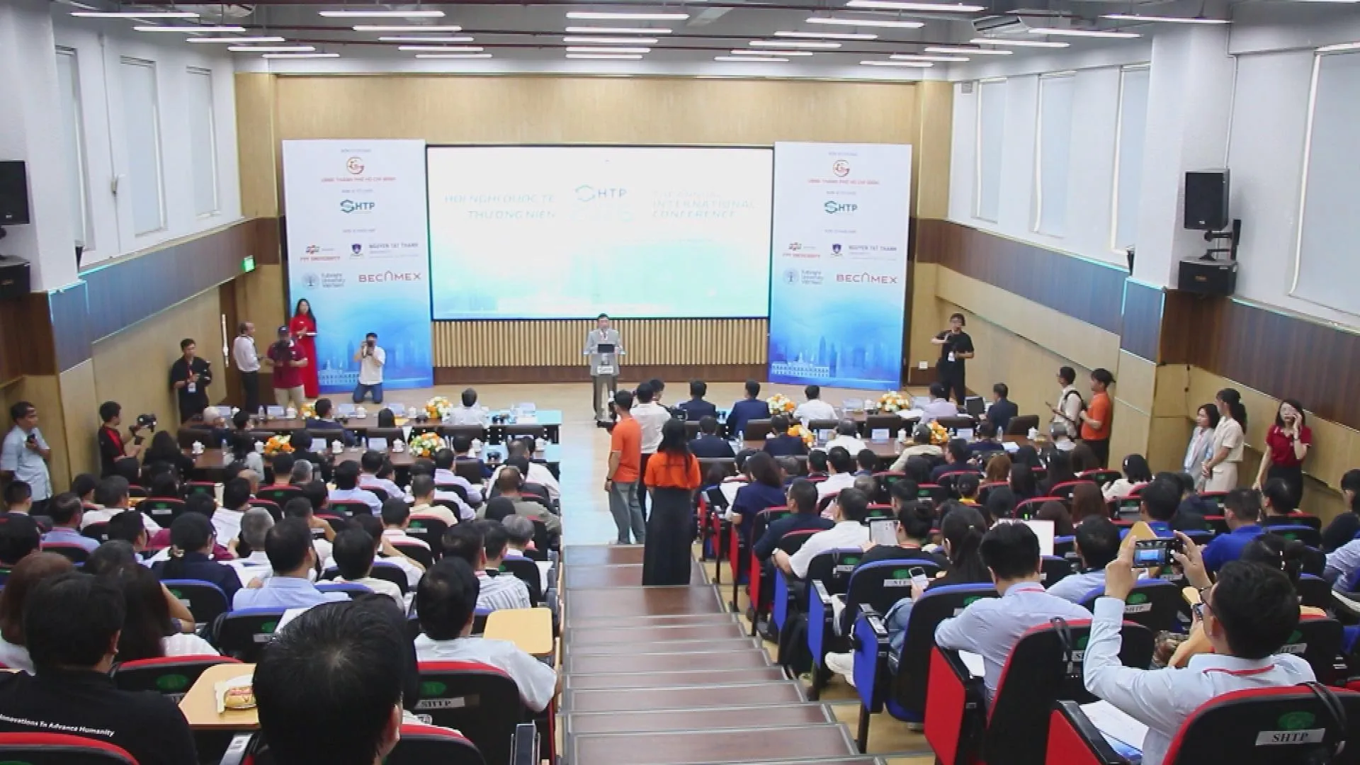Khu Công nghệ cao TP. Hồ Chí Minh hướng tới mục tiêu đạt Net Zero vào năm 2045 - Ảnh 2. Đại biểu phát biểu tại Hội nghị quốc tế thường niên SHTP năm 2026 nhằm thảo luận mô hình phát triển đô thị công nghệ cao và kết nối hệ sinh thái đổi mới sáng tạo Vùng Đông Nam Bộ
