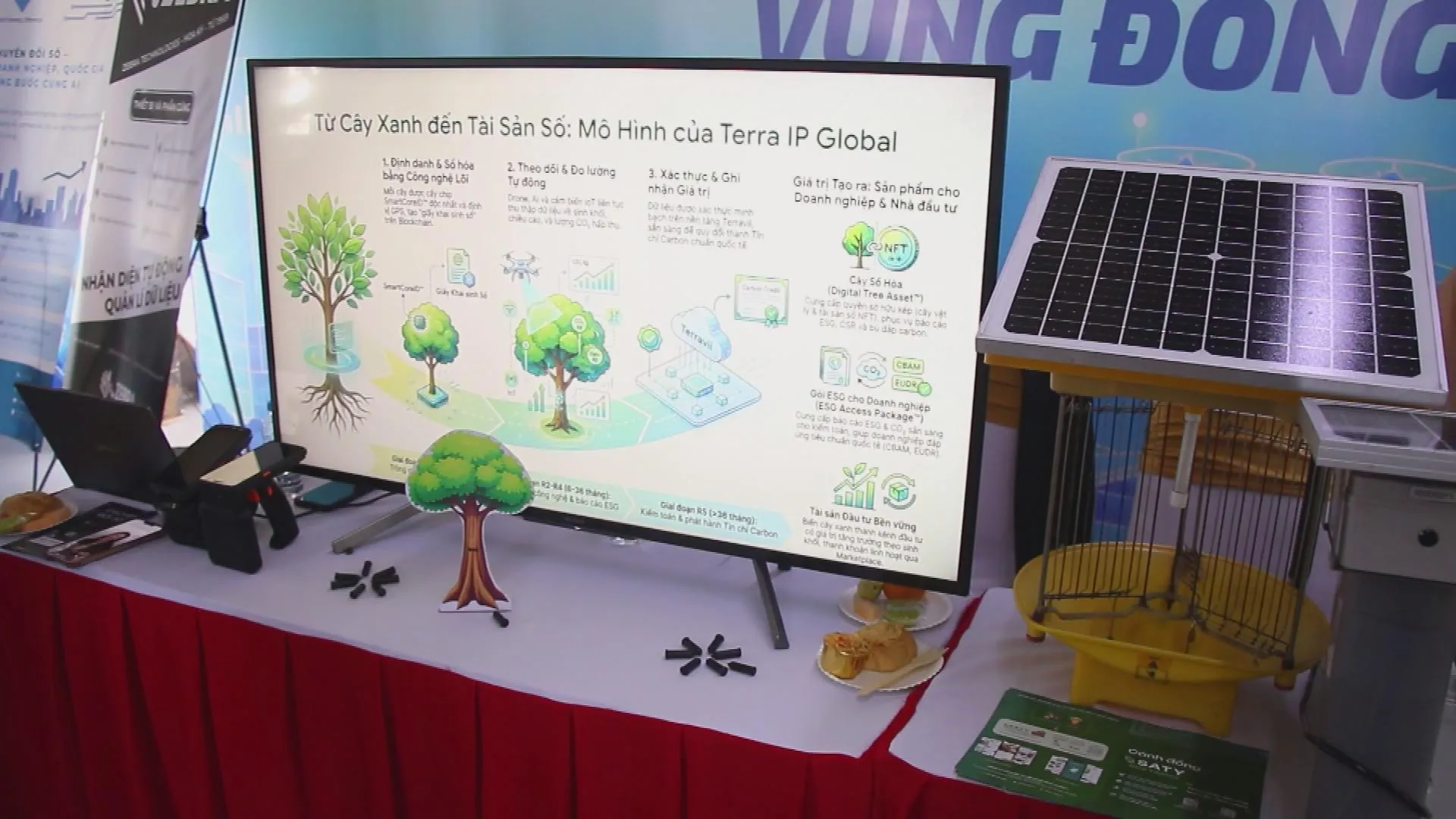 Khu Công nghệ cao TP. Hồ Chí Minh hướng tới mục tiêu đạt Net Zero vào năm 2045 - Ảnh 3. Mô hình giải pháp tài sản số và thiết bị công nghệ xanh được trưng bày tại Triển lãm công nghệ chiến lược phát triển đô thị công nghệ cao