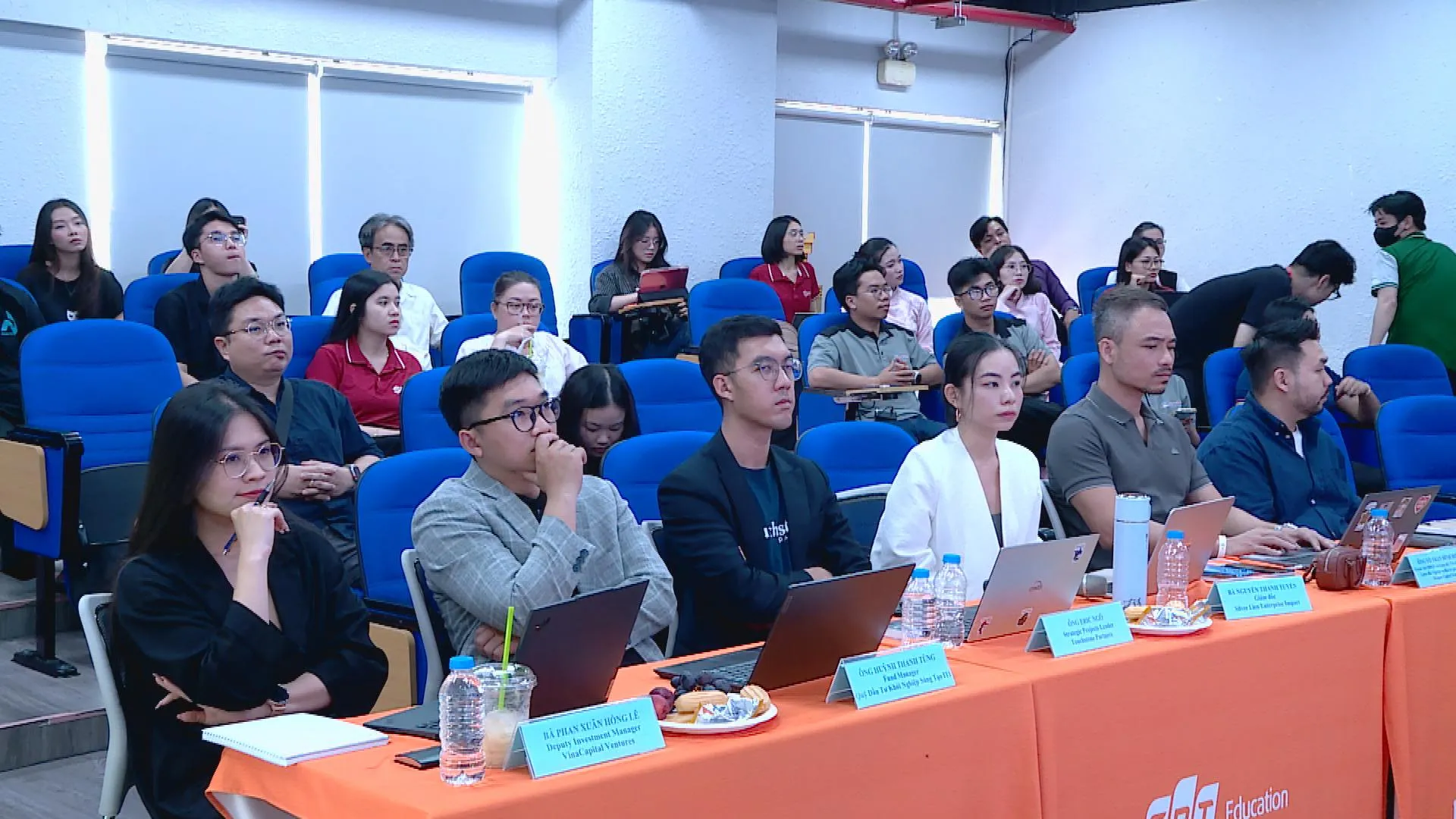 Đại biểu theo dõi phần trình bày tại Startup Pitchfest 2026.- Ảnh 4. Đại biểu tham dự Startup Pitchfest 2026, trao đổi về kết nối đầu tư và thương mại hóa kết quả nghiên cứu