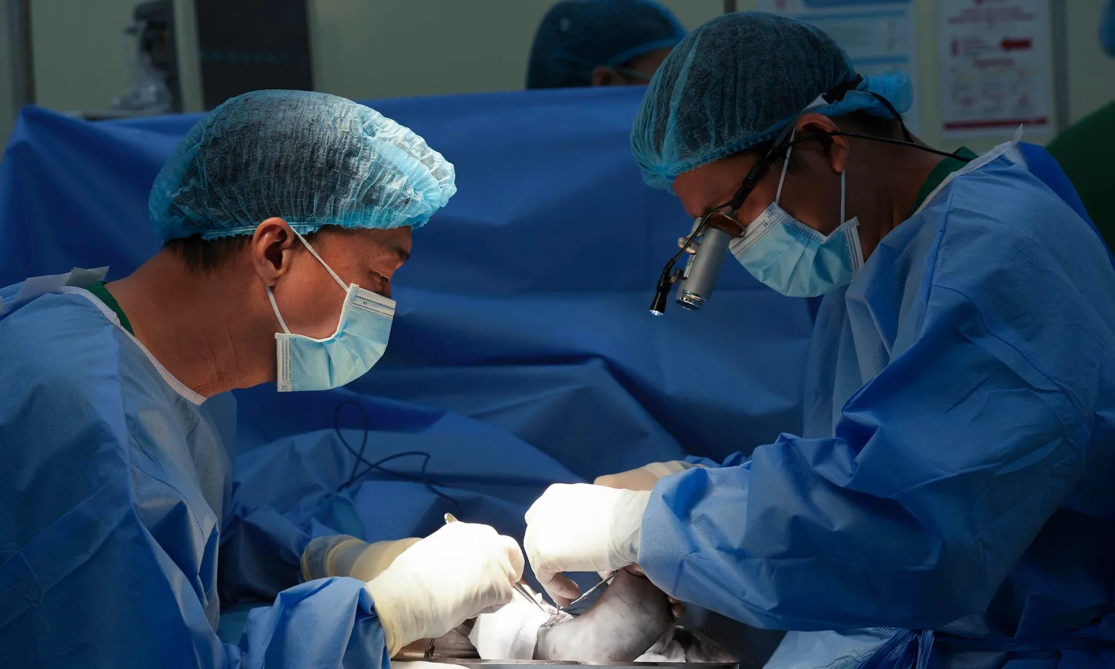 Cứu được cẳng chân bị tai nạn gần đứt lìa của bé trai  4 tuổi