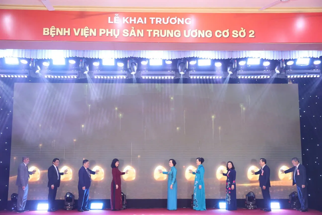 Phó Thủ tướng Phạm Thị Thanh Trà và các đại biểu thực hiện nghi thức khai trương Bệnh viện Phụ sản Trung ương cơ sở 2 - Ảnh: Thanh Hương - SGGP