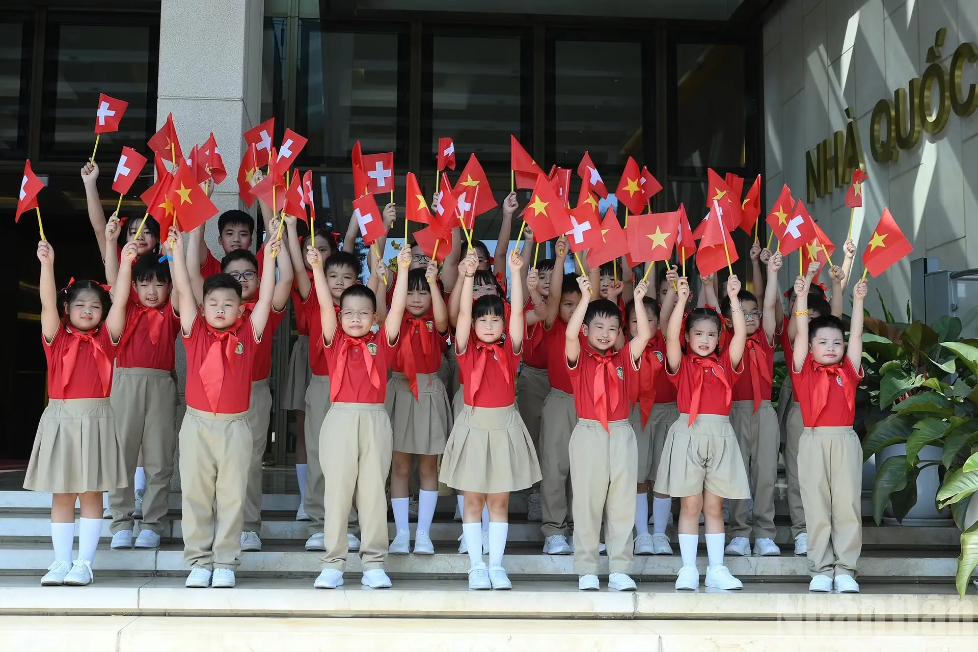 Các cháu thiếu nhi Thủ đô Hà Nội chào mừng Tổng thống Liên bang Thụy Sĩ Guy Parmelin và Phu nhân Caroline Parmelin thăm chính thức Việt Nam - Ảnh: Đăng Khoa - Nhân Dân