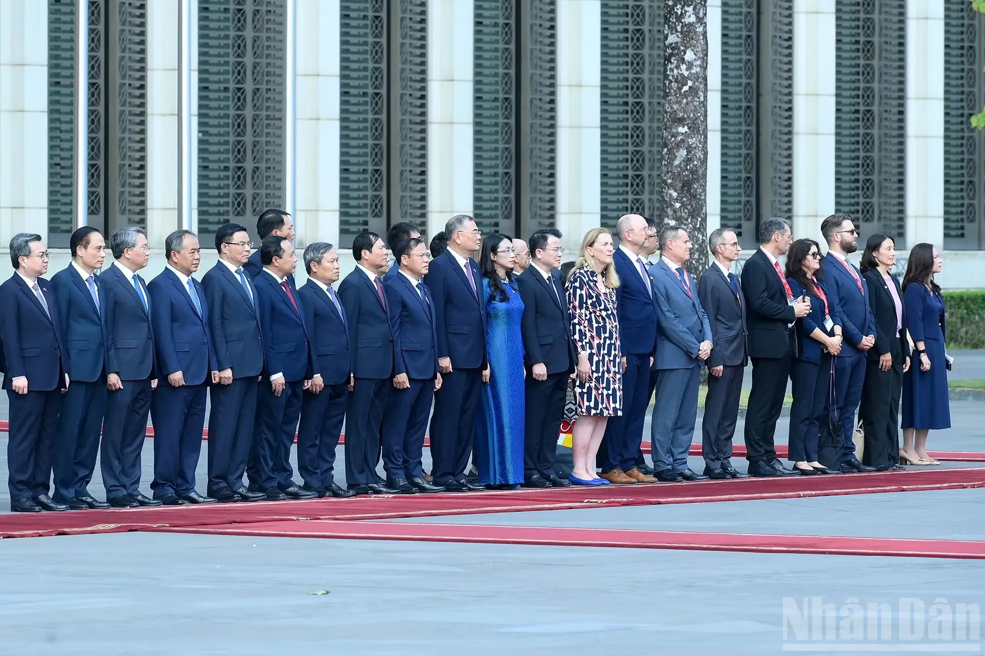 Các đại biểu cấp cao hai nước Việt Nam và Thụy Sĩ tham dự lễ đón - Ảnh: Đăng Khoa - Nhân Dân