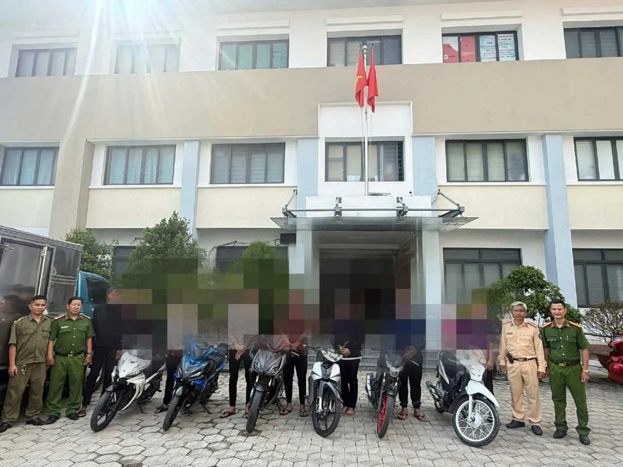 Nhóm thanh thiếu niên bị mời làm việc, lập biên bản vi phạm - Ảnh: PC08