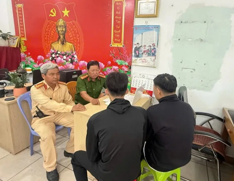 CSGT đã lập biên bản 6 người trong nhóm trên - Ảnh: PC08