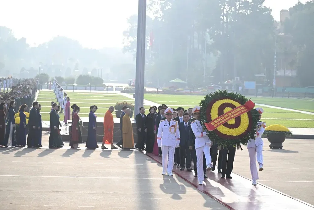 Vòng hoa của đoàn mang dòng chữ: “Đời đời nhớ ơn Chủ tịch Hồ Chí Minh vĩ đại”- Ảnh: Viết Chung - SGGP