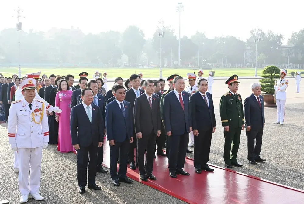 Tổng Bí thư, Chủ tịch nước Tô Lâm và các đồng chí lãnh đạo Đảng, Nhà nước cùng các đại biểu Quốc hội đặt vòng hoa và vào Lăng viếng Chủ tịch Hồ Chí Minh, sáng 17/10/2026 - Ảnh: Viết Chung - SGGP