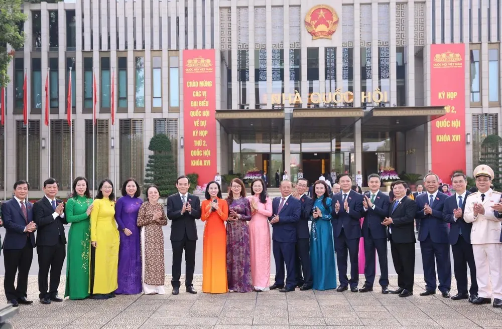Bí thư Thành ủy TP. Hồ Chí Minh Trần Lưu Quang cùng các đại biểu Đoàn đại biểu Quốc hội TP. Hồ Chí Minh tại Nhà Quốc hội sáng 17/10/2026, chuẩn bị dự phiên khai mạc kỳ họp thứ 2, Quốc hội khóa XVI - Ảnh: Quang Phúc - SGGP