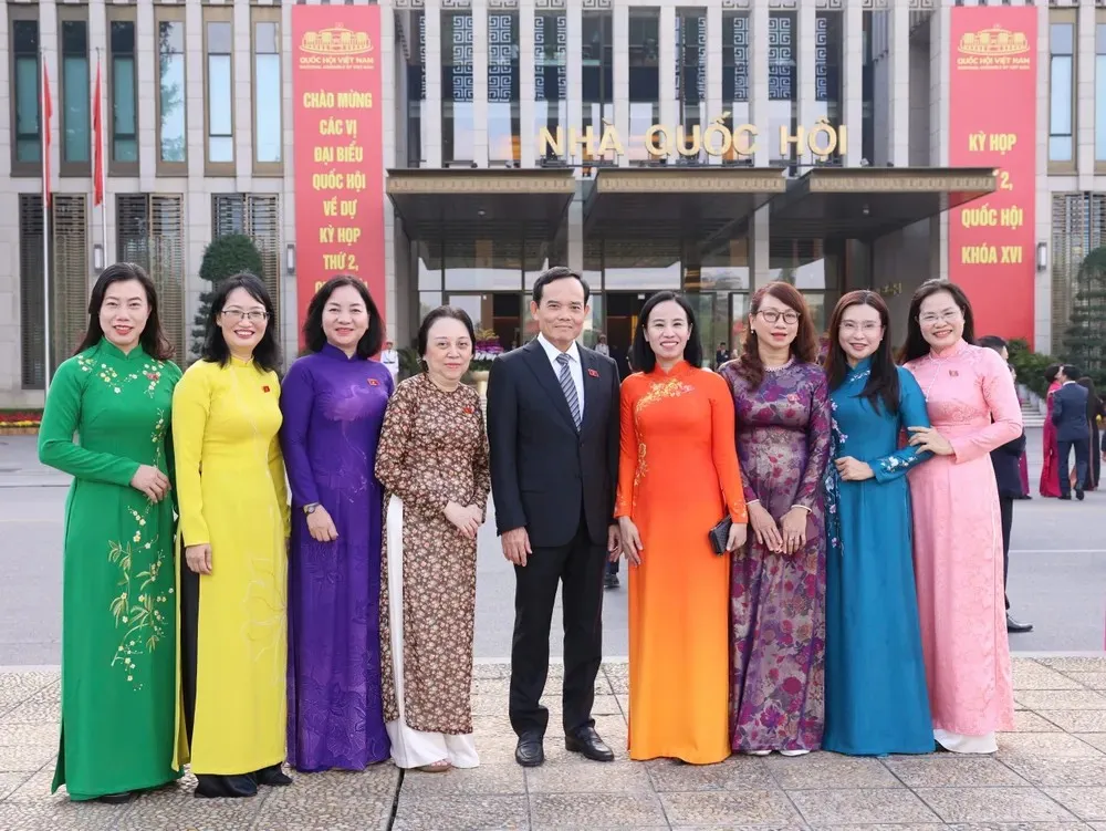 Bí thư Thành ủy TP. Hồ Chí Minh Trần Lưu Quang cùng các đại biểu Đoàn đại biểu Quốc hội TP. Hồ Chí Minh tại Nhà Quốc hội sáng 17/10/2026, chuẩn bị dự phiên khai mạc kỳ họp thứ 2, Quốc hội khóa XVI - Ảnh: Quang Phúc - SGGP