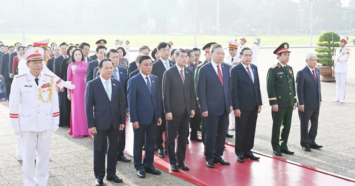 Đại biểu Quốc hội vào Lăng viếng Chủ tịch Hồ Chí Minh