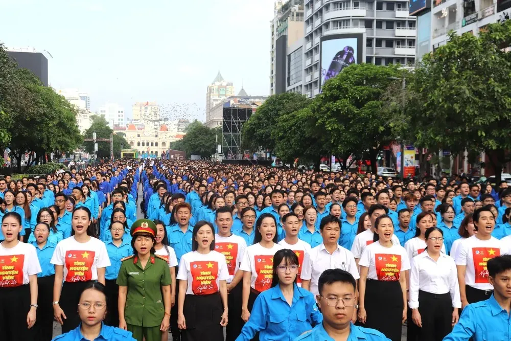 Đại biểu cùng đoàn viên, thanh niên TP. Hồ Chí Minh đồng ca ca khúc Lên Đàng