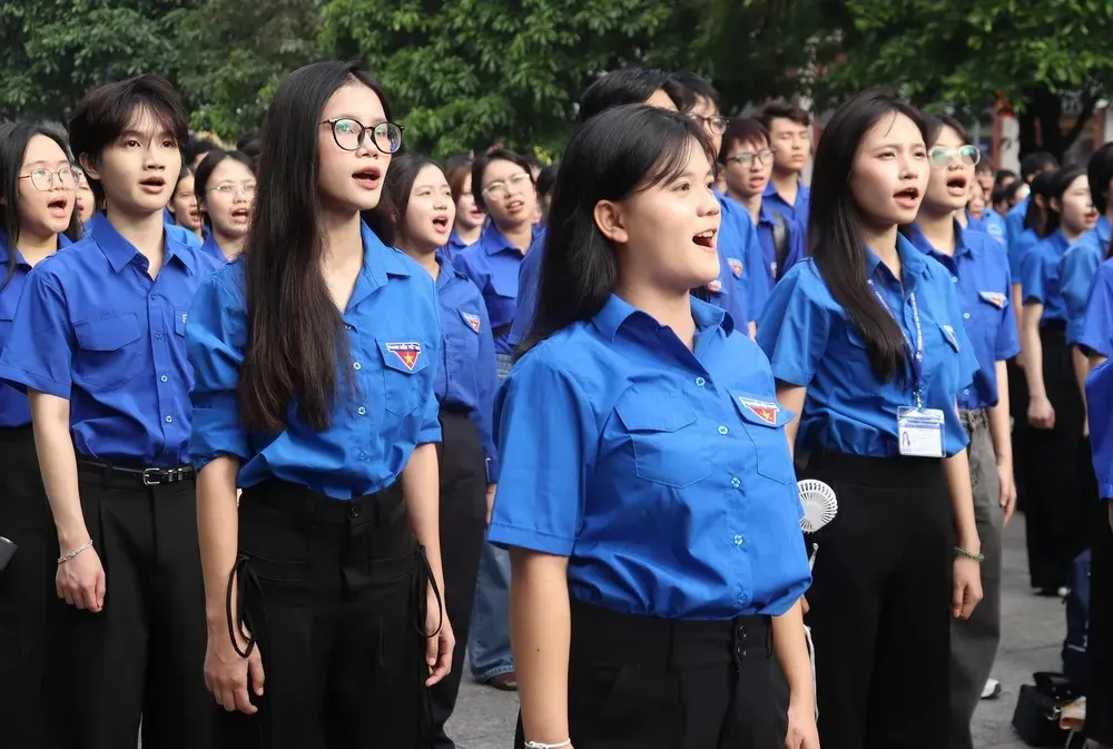 Đoàn viên tham gia tiết mục đồng ca