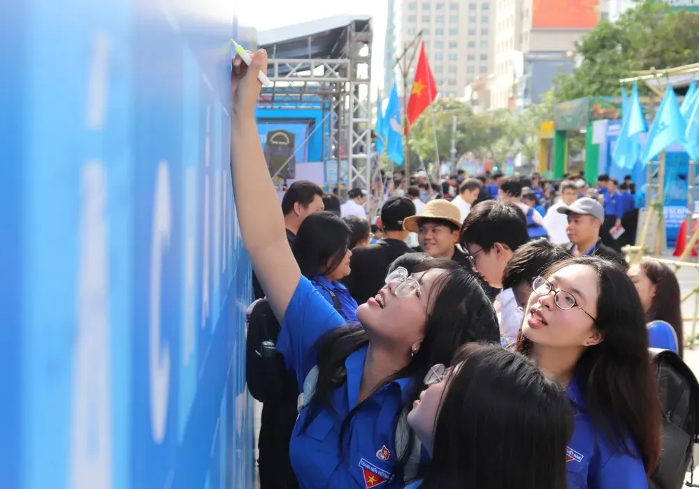 Đoàn viên, thanh niên ký tên hưởng ứng phòng, chống ma túy
