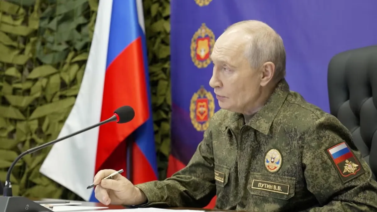 Nga thiết lập "vùng an ninh" không thương lượng dọc biên giới Ucraina - Ảnh 1. Tổng thống Nga Vladimir Putin tuyên bố "vùng an ninh" bên trong lãnh thổ Ucraina sẽ không được đem ra thảo luận ở bất kì cuộc đàm phán nào trong tương lai (Nguồn: Reuters)