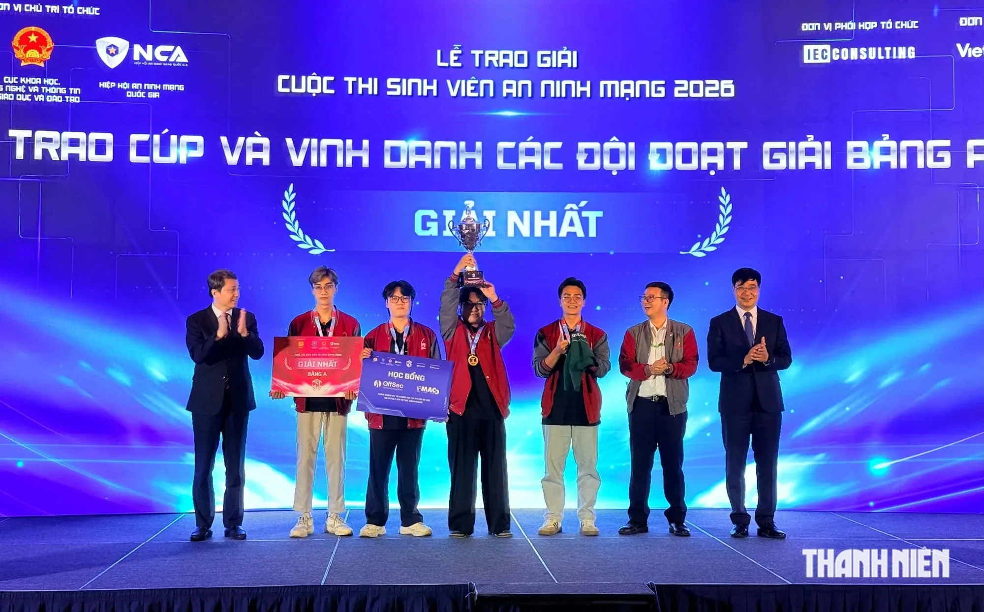 Các thành viên đội thi đến từ Học viện Công nghệ Bưu chính Viễn thông giữ lại chiếc cúp vô địch an ninh mạng - Ảnh: Anh Quân - Thanh Niên