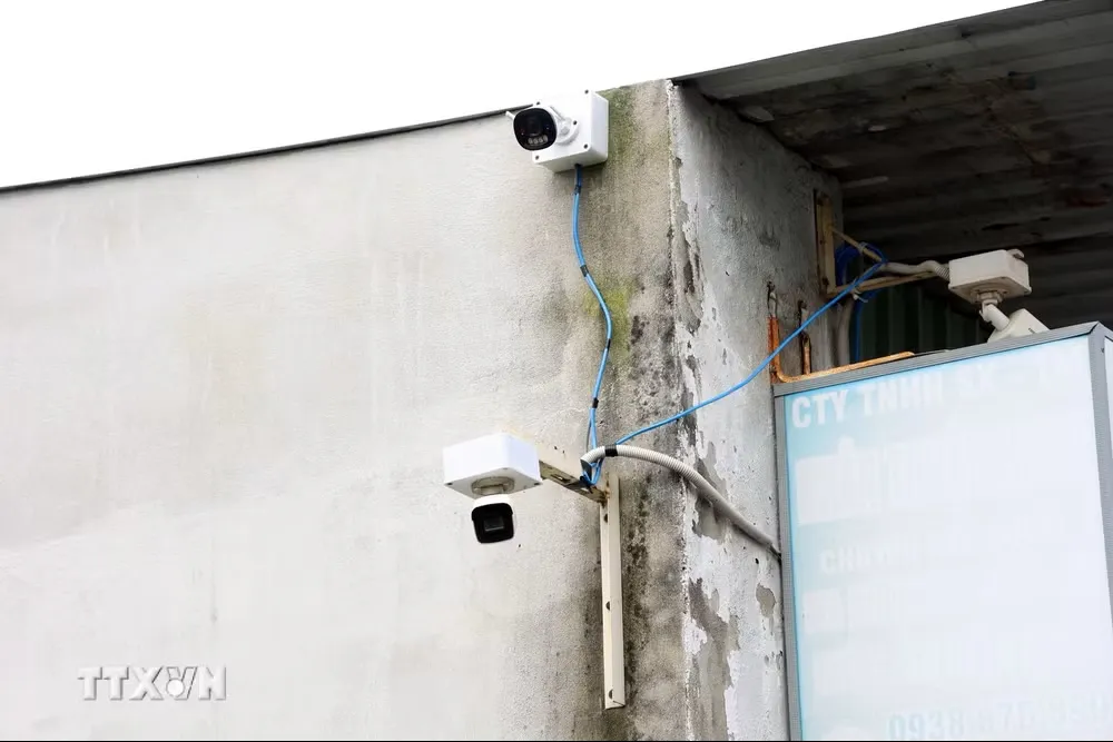 Camera được lắp đặt trên đường Liên ấp 3-4 đoạn qua Ấp 22 và 23, xã Tân Vĩnh Lộc (Ảnh: Hồng Đạt/TTXVN)