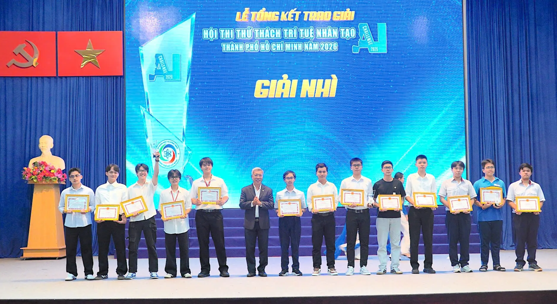 Trao Giải Nhì cho cả 2 bảng A và B của Hội thi Thử thách Trí tuệ nhân tạo TPHCM năm 2026 - Ảnh Bá Nam