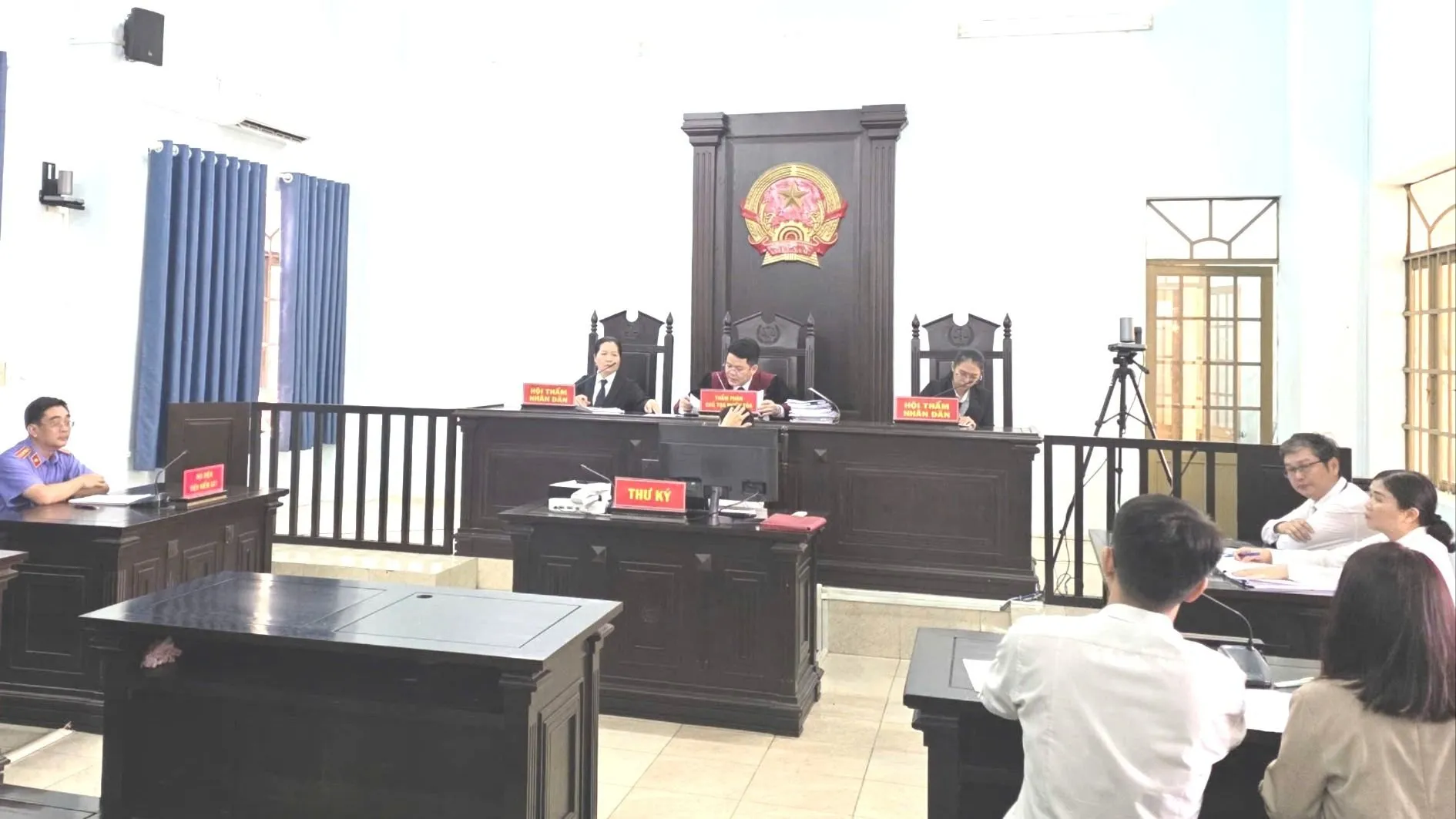 Phiên tòa xét xử VKS khởi kiện công ích, buộc doanh nghiệp trả lại tài sản công. Ảnh: Song Mai - SGGP