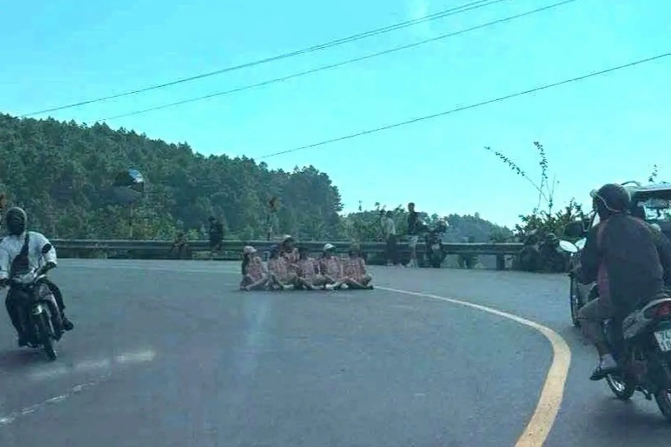 6 phụ nữ ngồi giữa đường đèo Hải Vân
