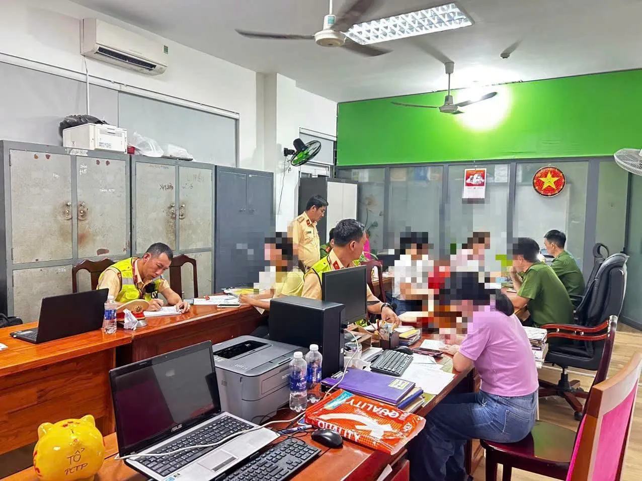 6 phụ nữ ngồi giữa đường đèo Hải Vân -h3